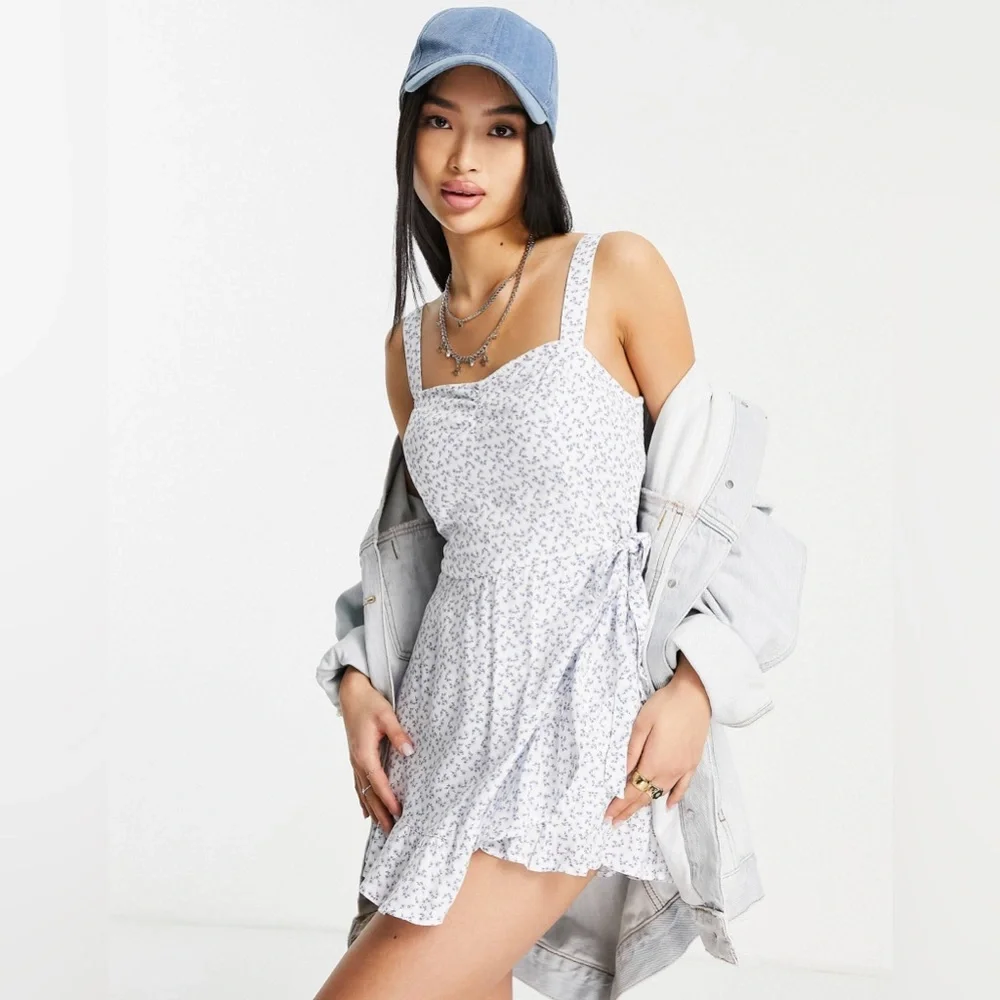 Hollister Floral Print Wrap Front Romper in White/Purple, NWT, Size S